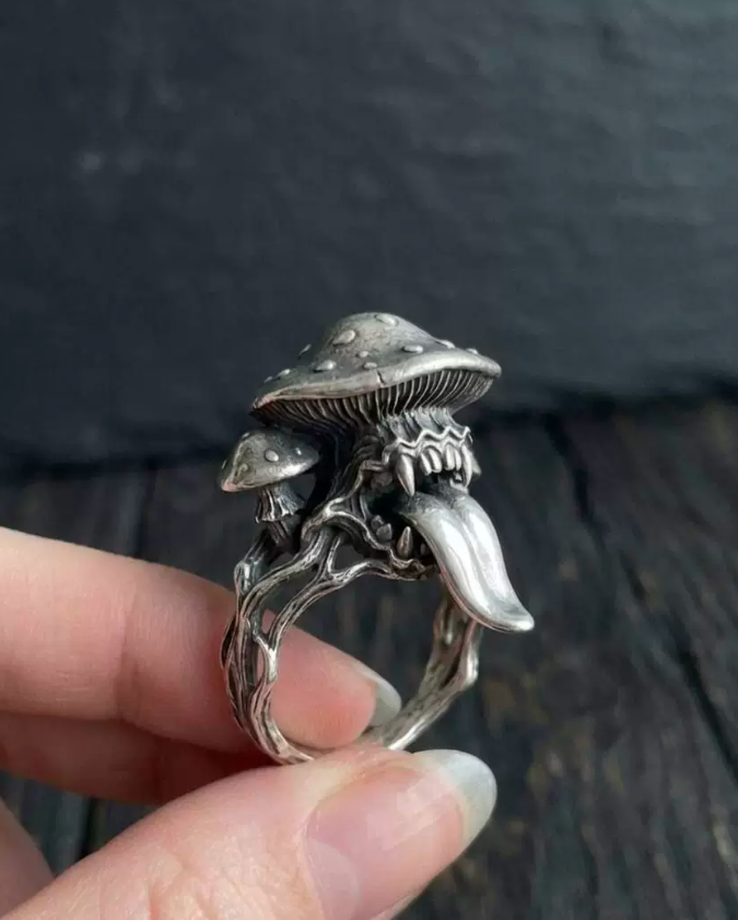 Aged Mushroom Fang Ring