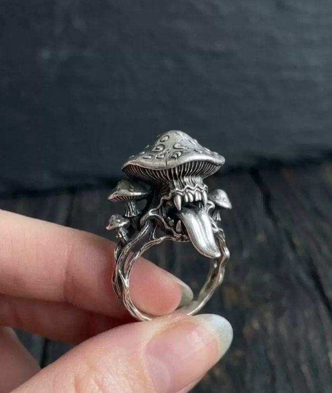 Aged Mushroom Fang Ring